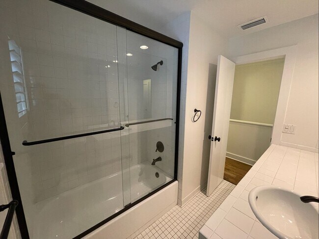 Building Photo - Davis Islands Spanish Med 3 Bed 2.5 Bath 1 car garage with Spool