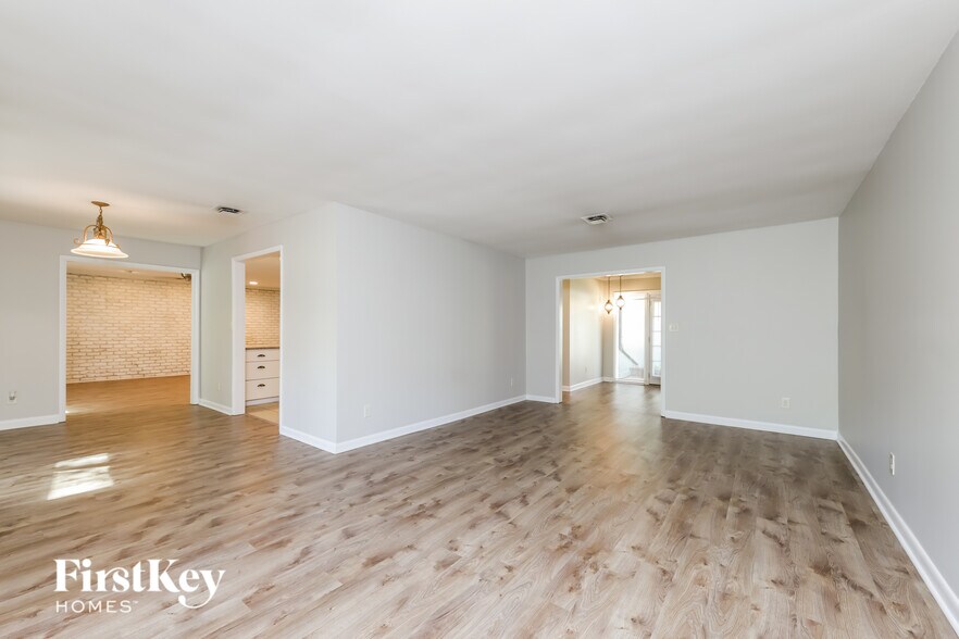 Building Photo - 640 Valley Brook Ln