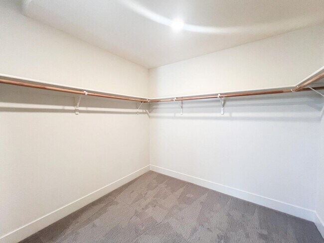 Building Photo - Newer Spacious 5 Bedroom Home Located in C...