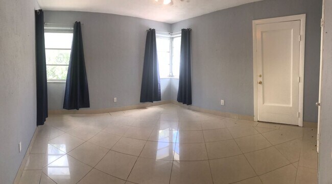 Building Photo - Miami Beach Home with a Pool!