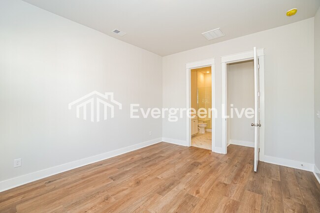 Building Photo - 130 Bloomsbury St