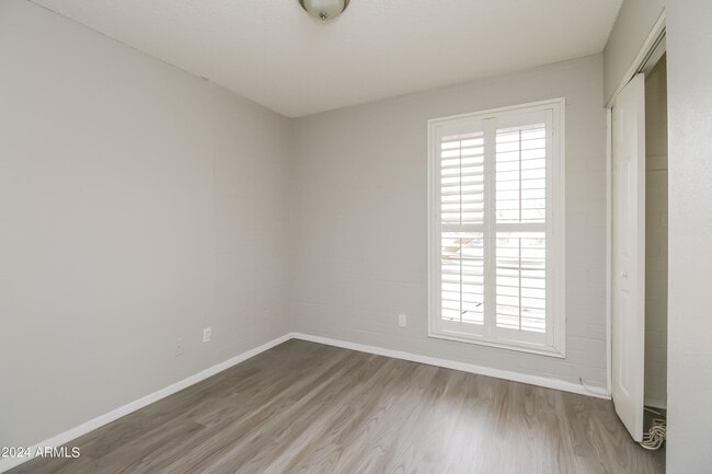 Building Photo - 1227 E Wayland Dr