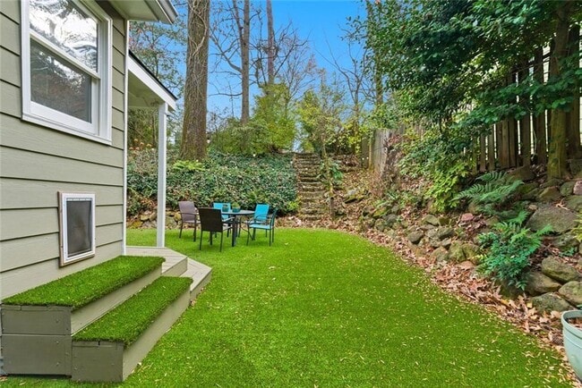 Building Photo - 302 Hascall Rd NW