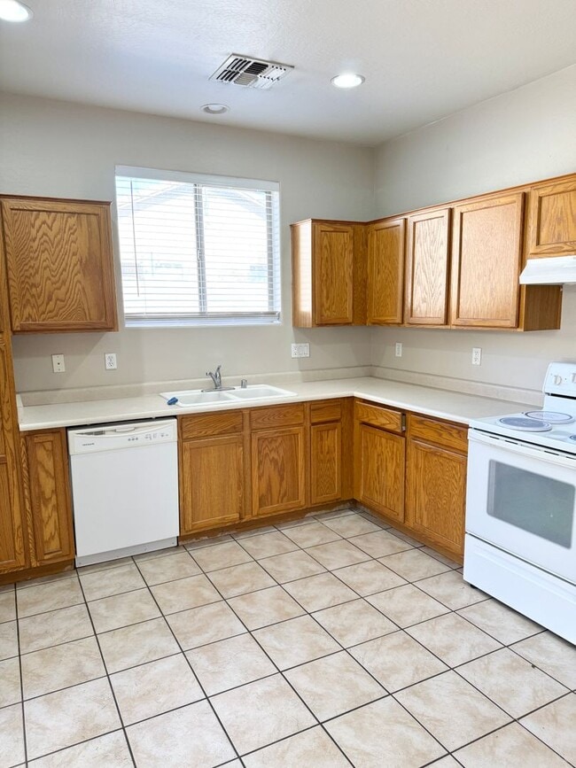 Building Photo - 4 Bedroom/3 Bath Single Level Home in Litchfield Park