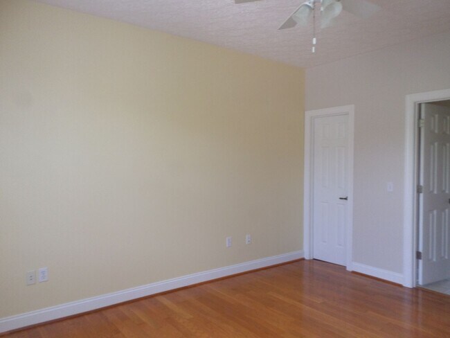Building Photo - 3 Bedroom 2 Bath Townhouse