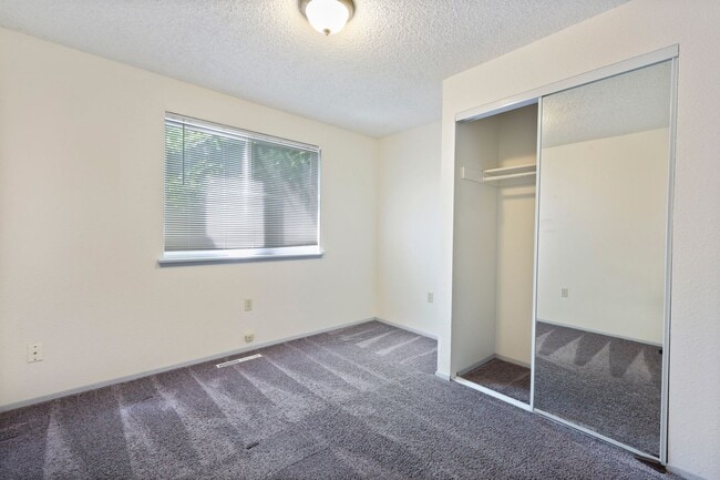 Building Photo - Move in ready now! 3 bedroom rambler in NE...
