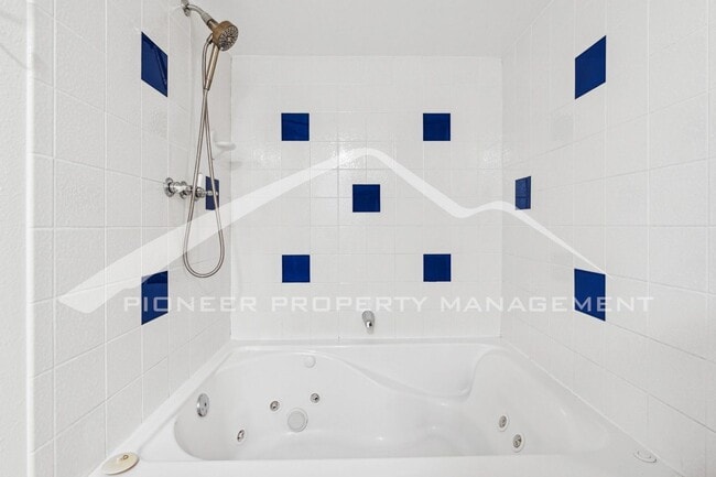 Building Photo - Spacious Home with Central AC and Washer/Dryer