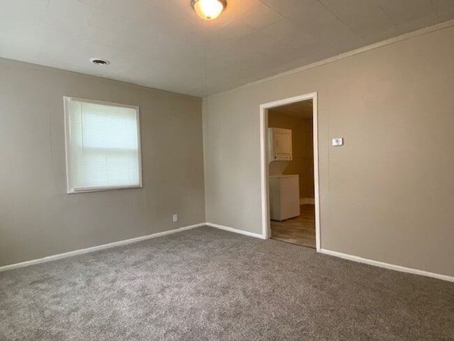 Building Photo - 2 Bed 1 Bath Available in Springfield+