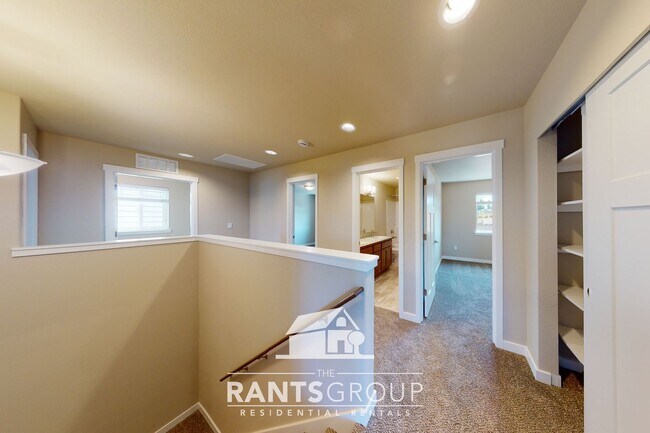 Building Photo - Beautiful Newer Home! Easy I5 access!