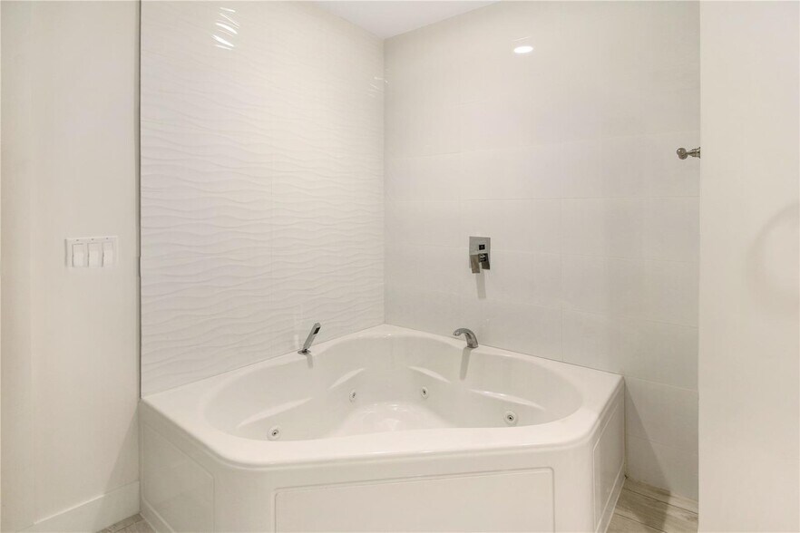 Building Photo - 14951 Royal Oaks Ln