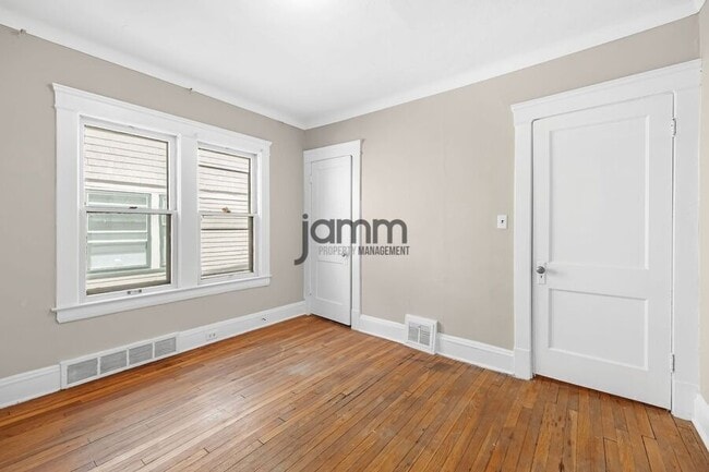 Building Photo - 1695 Glenmont Lower