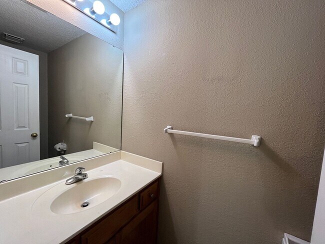 Building Photo - 2-Bedroom, 1.5 Bathroom Duplex with 1 Car ...