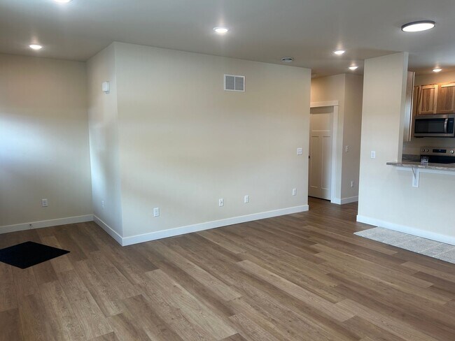 Building Photo - 2Br 2Full Baths and 2 walk in closets-privacy and space. Move in special $500 off first full mont...