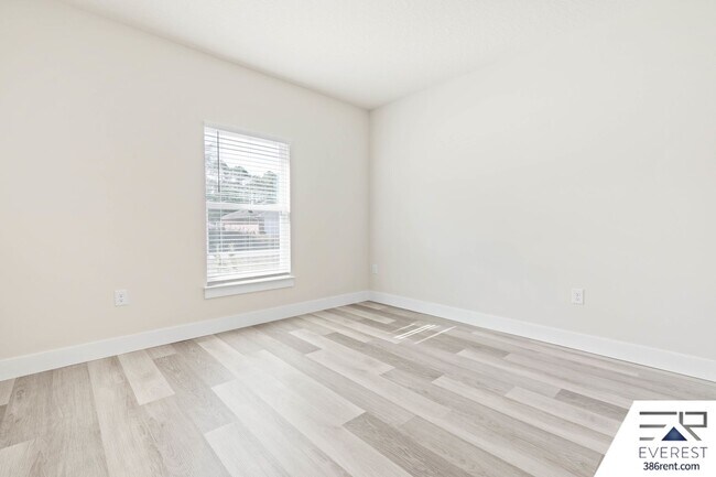 Building Photo - FULLY FENCED, UPGRADED 3/2/2 IN DESIRABLE PINE GROVE