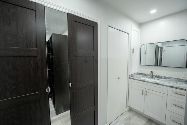 Building Photo - 6231 Bay Club Dr