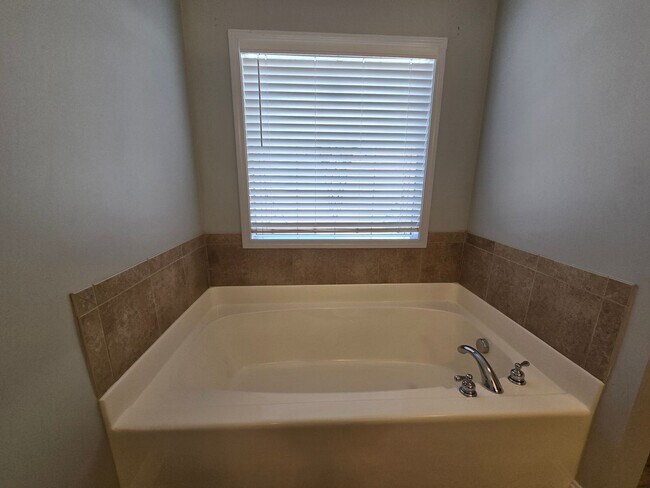 Building Photo - 362 Broad Dr