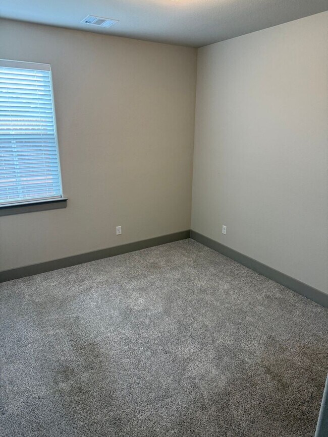 Building Photo - 3/2/2 Open concept and conveniently located for commuters