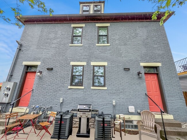 Building Photo - Newly Renovated 2 Bed, 2.5 Bath Furnished Home in Columbus