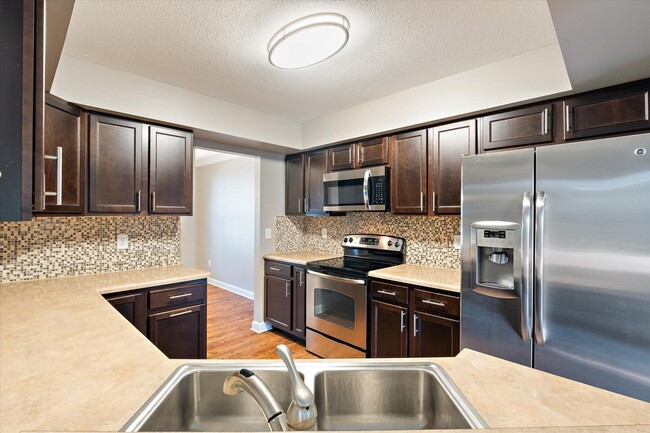 Building Photo - 412 N Village Cir