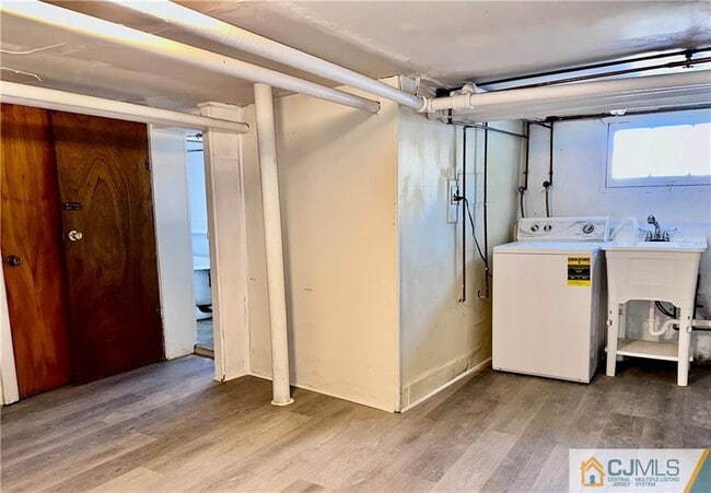 Building Photo - 560 Spruce Ave