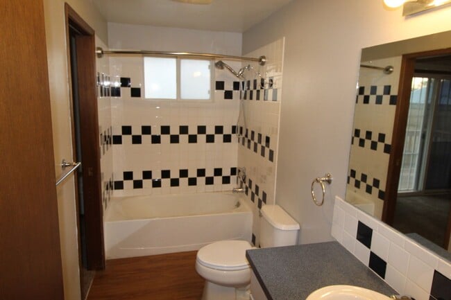 Building Photo - 6903 N Cincinnati St