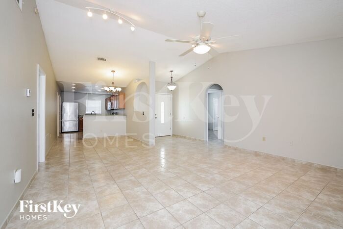 Building Photo - 585 Koala Dr