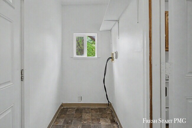 Building Photo - 1521 N Park St