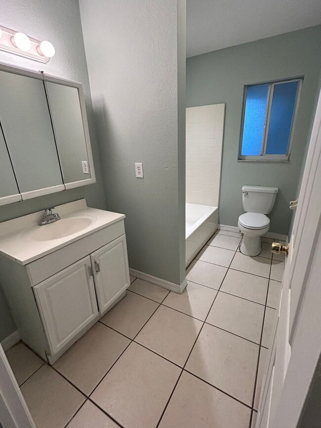 Building Photo - Beautiful Spacious Home with 4 Bedrooms, Y...