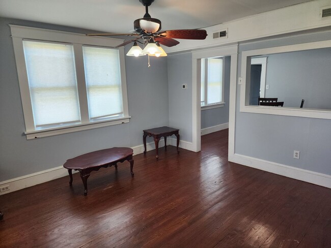 Building Photo - Cute Renovated 2 Bedroom Home with Huge Ga...