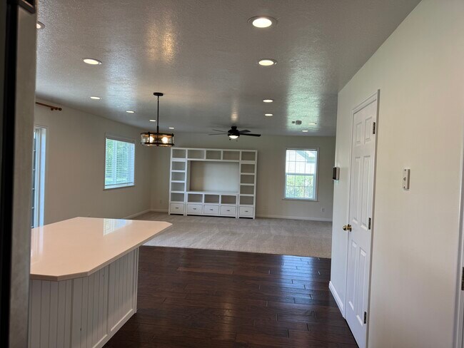Building Photo - 156 W 100 S