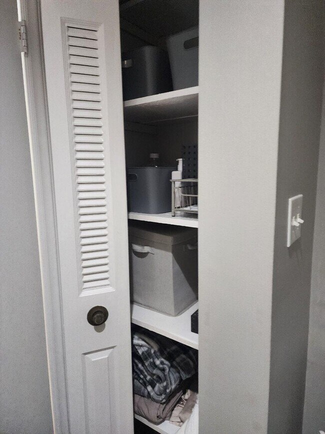 Building Photo - 562 Woodland Ave