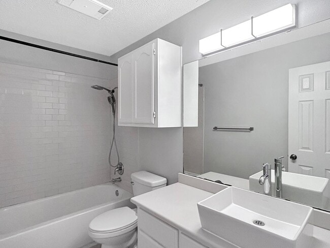 Building Photo - Updated Gem Near Thousand Oaks