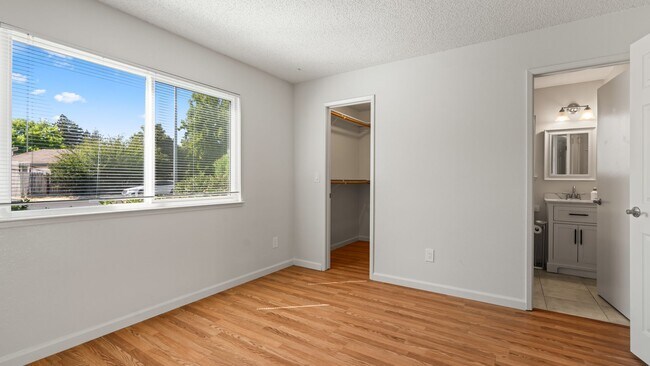 Building Photo - Woodcreek Cutie! 2bedroom 2bathroom