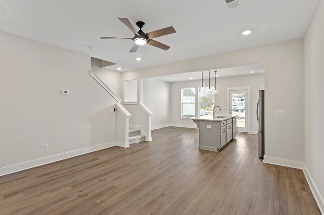 Building Photo - Perfectly Appointed Greenville Townhome 3bed/2.5 bath