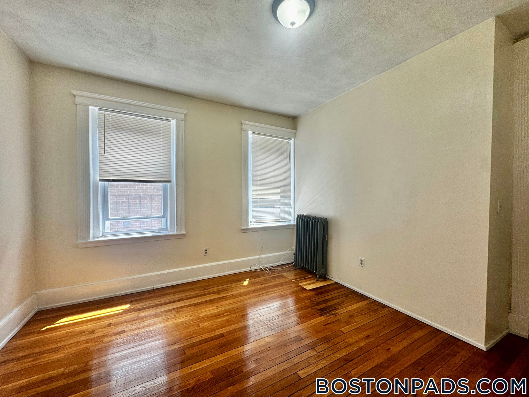 Building Photo - 463 Park Dr