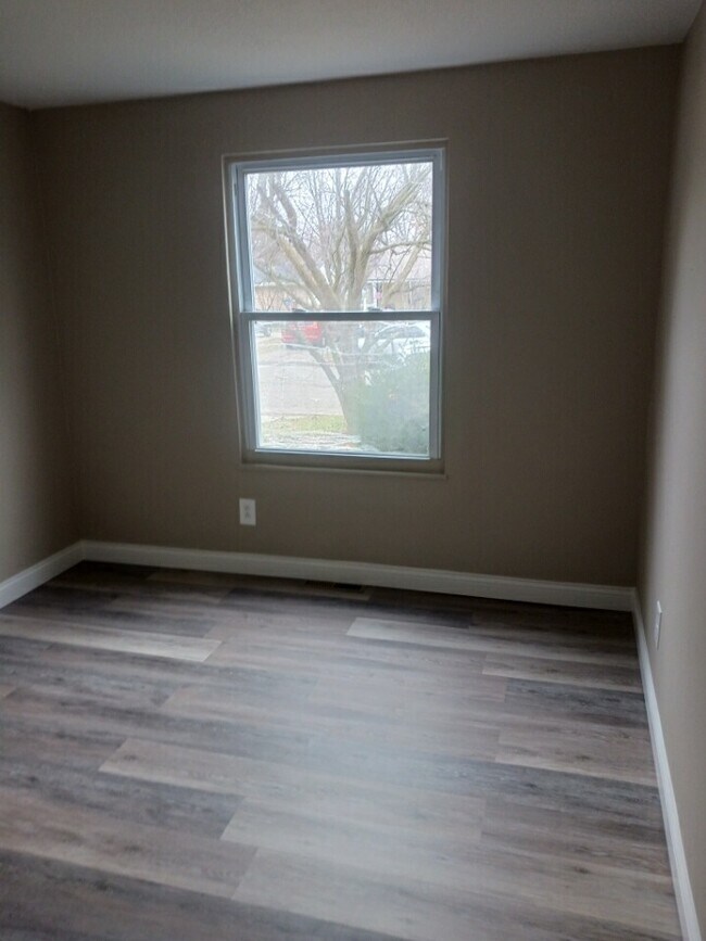 Building Photo - 430 Sara St