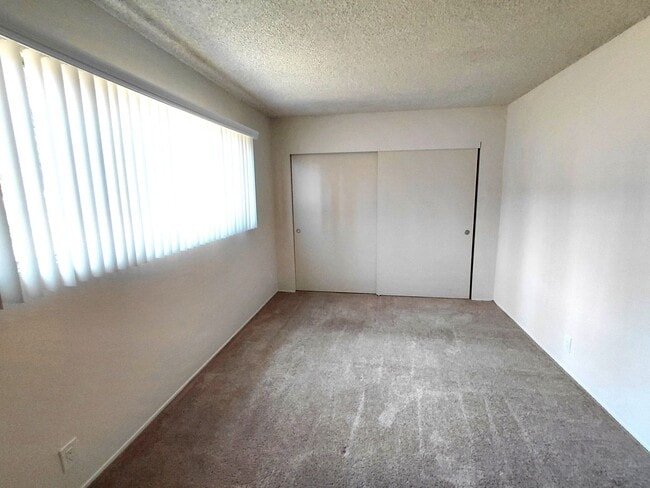 Building Photo - Memorial Apartments- Spacious  Clean 2 Bed...