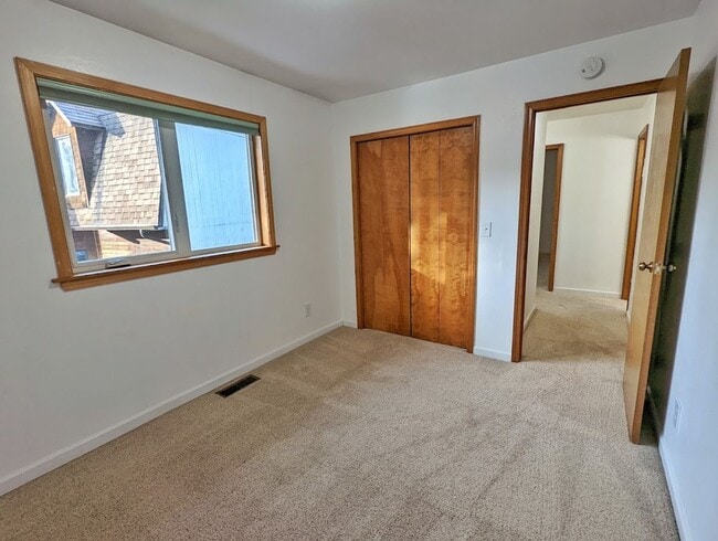 Building Photo - Backloop Sgl Fam Home, 3BD/2BA, Pet Friendly, 2 Car Garage