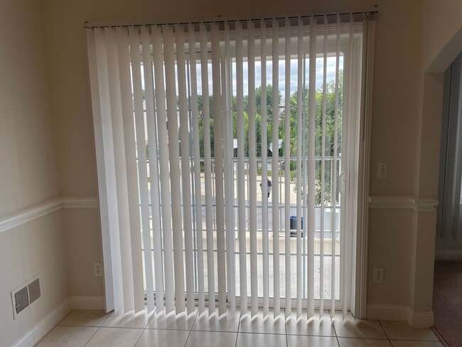 Building Photo - Shelby Twp 2-Bedroom,2-Bath, attached gara...