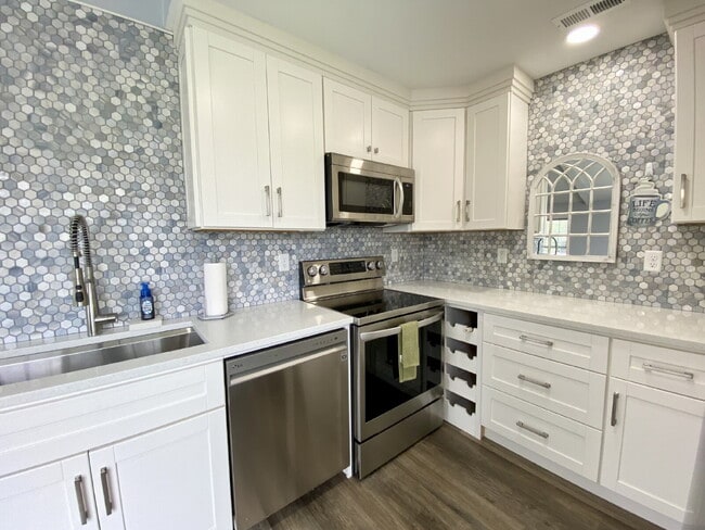 Building Photo - Modern & Completely Renovated Condo in the...