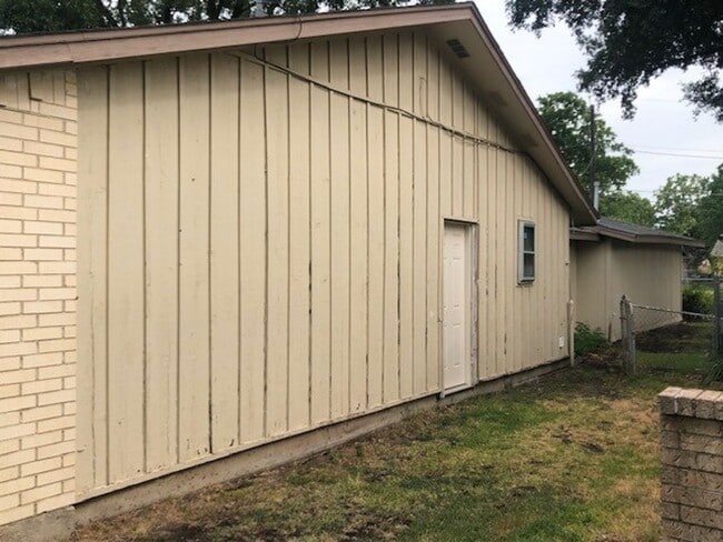 Building Photo - 510 Sunset Dr