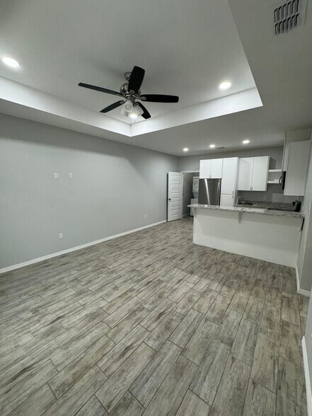 Building Photo - 1401 W Heritage Dr