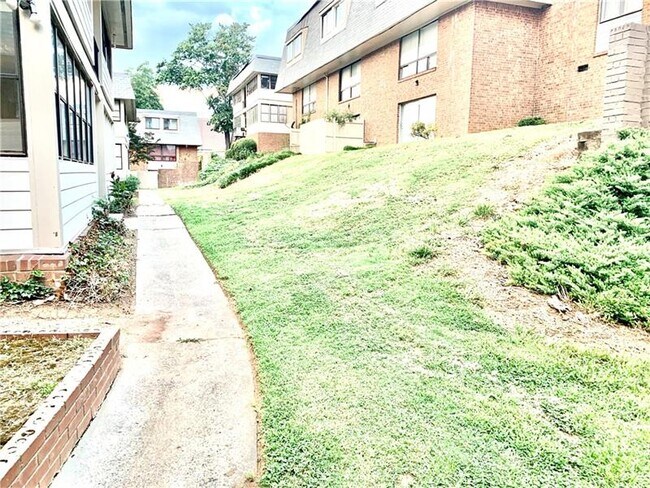 Building Photo - 145 Northwood Dr