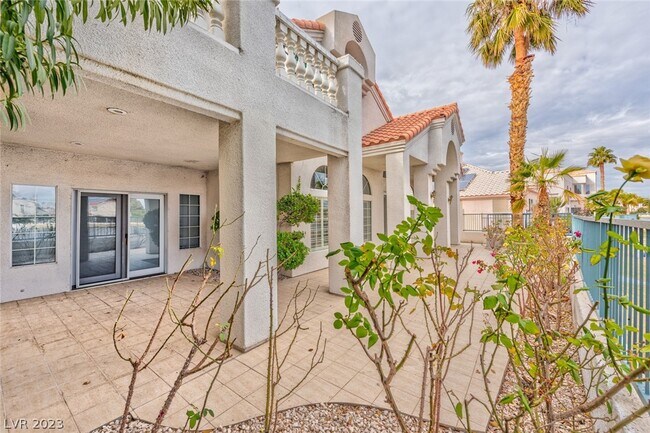 Building Photo - 2740 N Lakecrest Dr