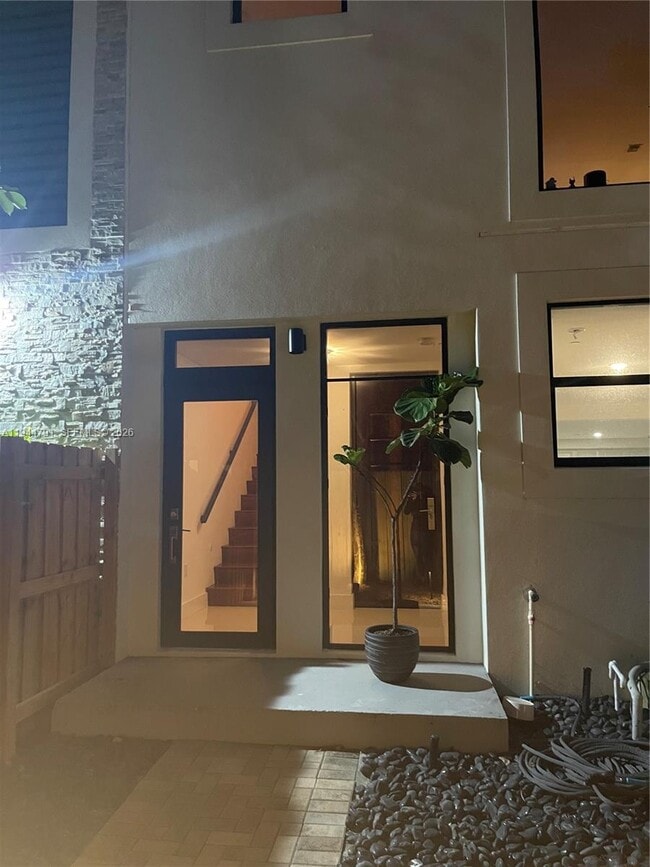 Building Photo - 909 NE 16th Terrace