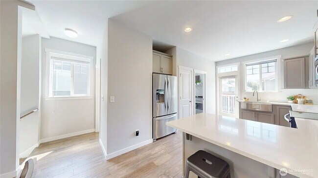 Building Photo - Modern 2-Bed, 2.5-Bath in Prime Location -...