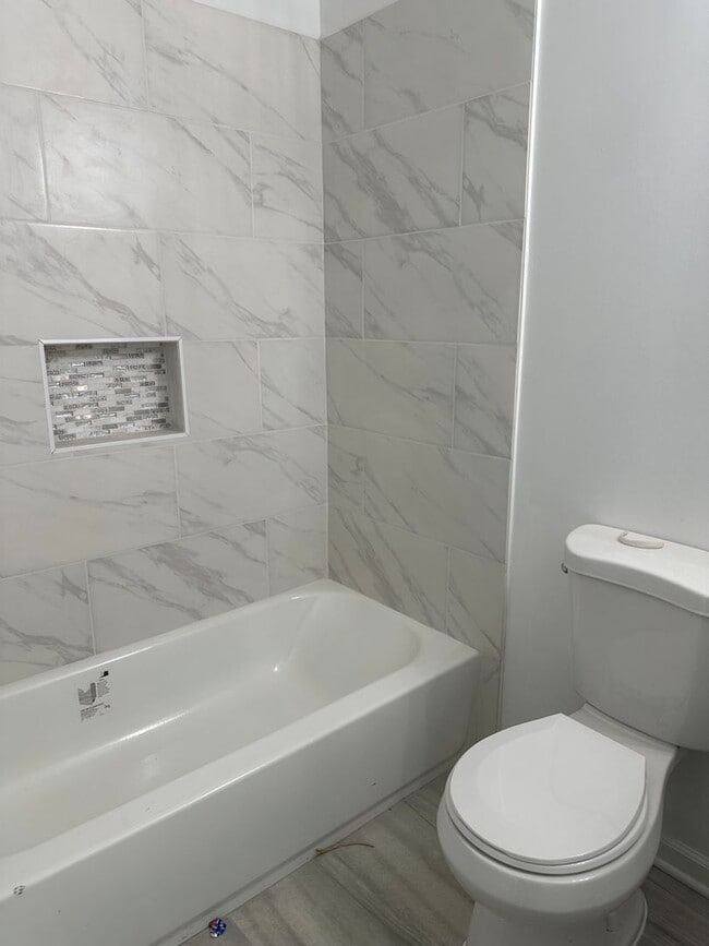 Building Photo - Brand New Renovation! Open Floor Plan! W/D...