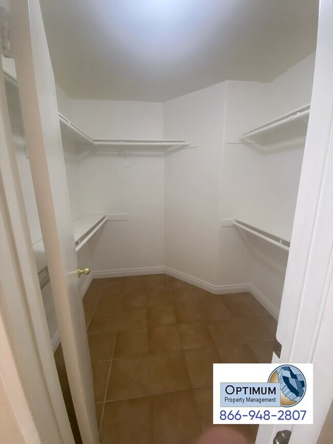 Building Photo - Charming 3-Bedroom, 2-Bathroom Home with E...