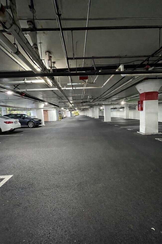 Building Photo - 4 Commodore Dr