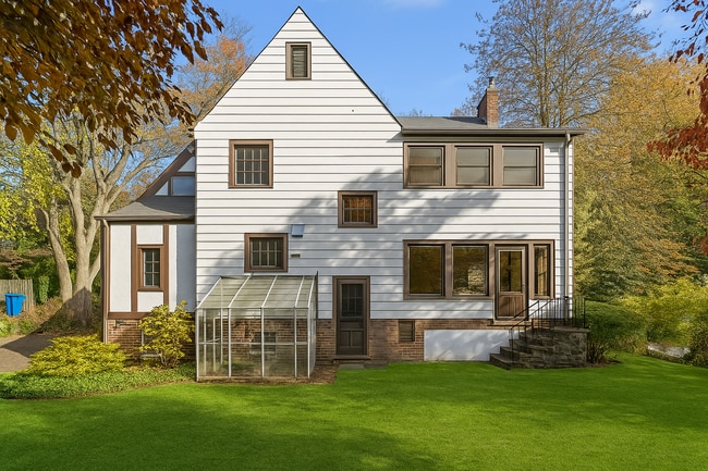 Building Photo - 3 Bed 3.5 Bath - Chevy Chase Colonial - Mo...